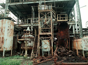 De Bhopal fabriek na de ontploffing: verwrongen en gesmolten staal.