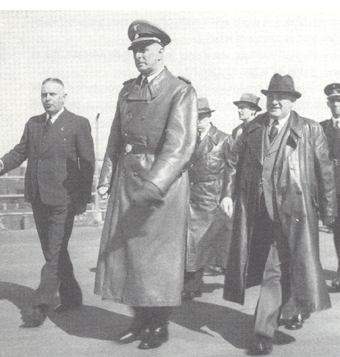 Woudenberg (rechts) in het gevolg van SS-generaal Rauter. Foto in Bulletin.